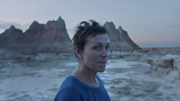 Herečka Frances McDormandová ve filmu Země nomádů
