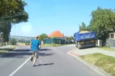 Gentleman silnic se vydal zastavit nákladní auto, v němž zkolaboval řidič