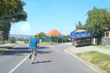 Gentleman silnic se vydal zastavit nákladní auto, v němž zkolaboval řidič