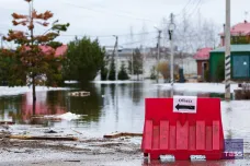 V ruském Orsku se protrhla regulační hráz. Voda zaplavila mnoho domů