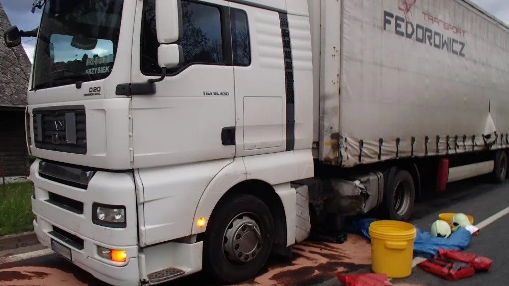 Kamion vjel na uzavřenou silnici, potřísnil ji naftou