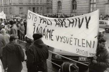 Do Rakouska na dárky i pálení tajných dokumentů. Šest změn, které přinesla revoluce