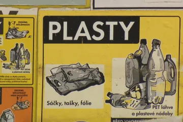 Ze všech PET lahví na trhu se dostane k recyklaci přibližně polovina. Proti zálohování jsou podnikatelé i obce