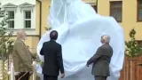Jan Koblasa a Václav Klaus odhalují sochu Gustava Mahlera