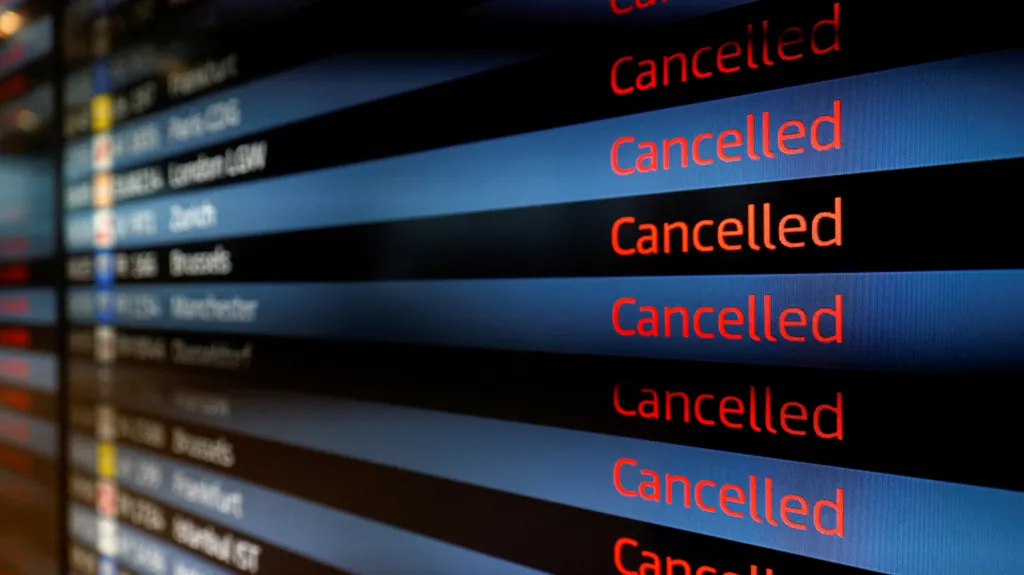 Tabule se zrušenými lety na letišti Berlín-Braniborsko