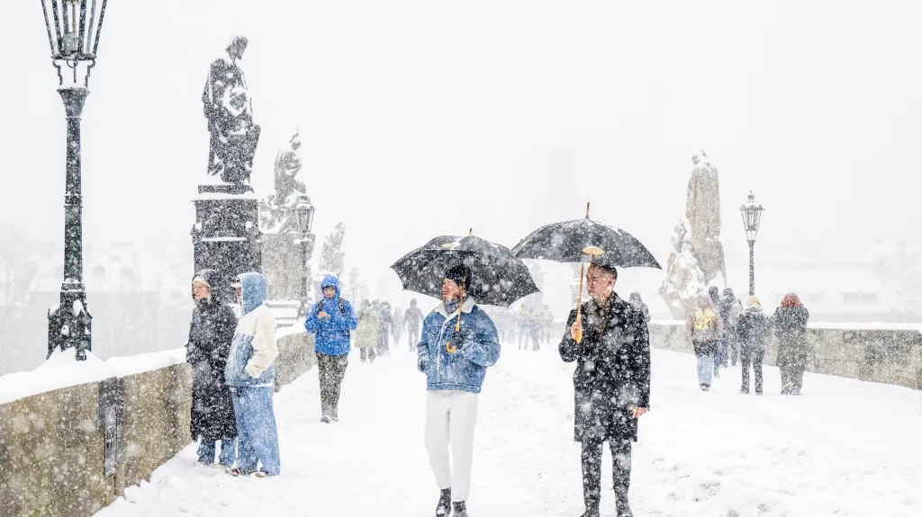 Karlův most za hustého sněžení