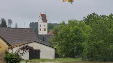 Záchranářský vrtulník u rozvodněné řeky Schmutter ve vesnici Fischach