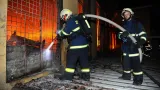 Požár ve Vysočanech už mají hasiči pod kontrolou