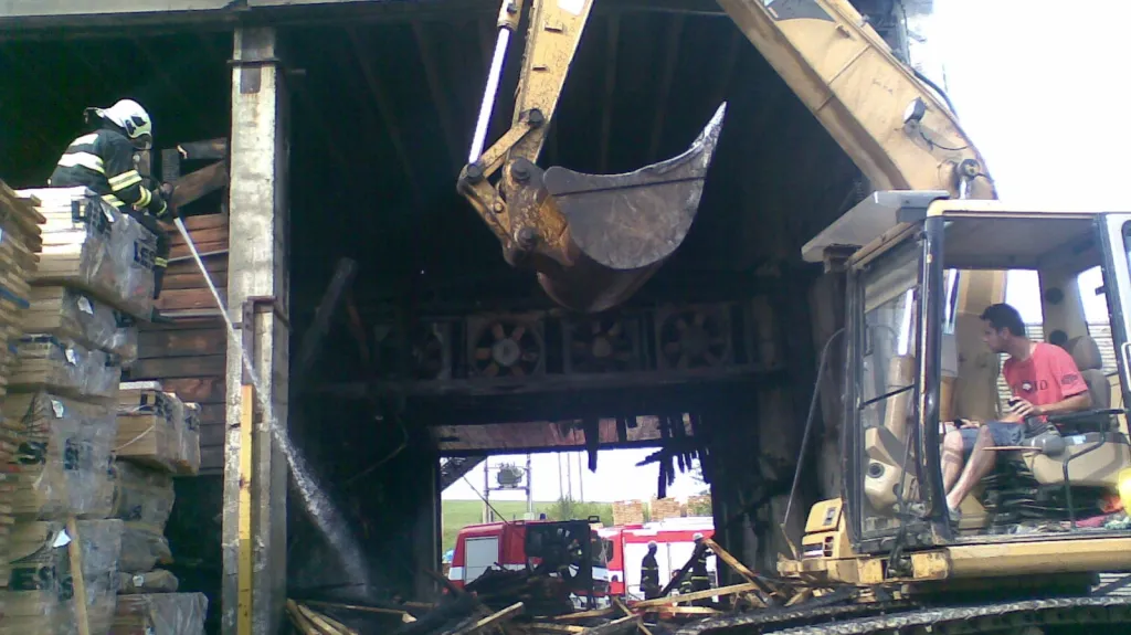 Ve Vlachovicích hořela sušička a sklad dřeva