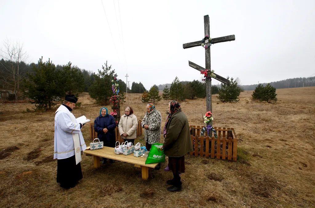 Katolický kněz slouží mši v předvečer Velikonoční neděle v běloruské vesnici Zhykhi