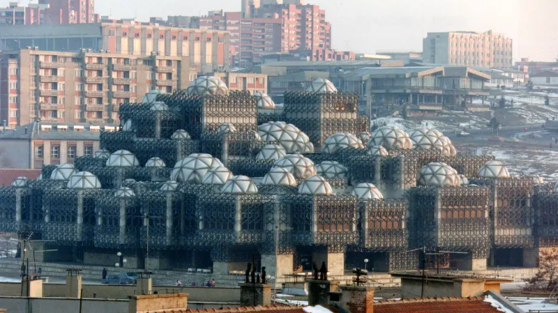 Národní knihovna Kosova v metropoli Prištině (snímek z roku 1993)