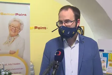 Místo pořádání kurzů pomáhají Senior Pointy s registrací k očkování