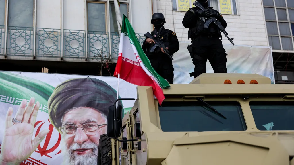 Ozbrojenci dohlížejí na shromáždění příznivců nového íránského duchovního vůdce Modžtaby Chameneího