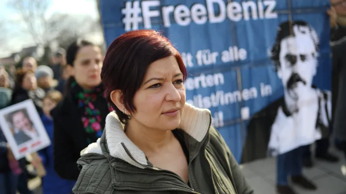 Demonstrace na podporu zadržovaného novináře Yücela