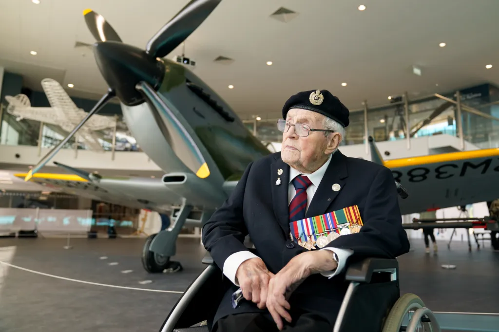 Sapper Norman Lewis (102 let) se připojil k britské armádě v květnu 1939 ještě před vypuknutím druhé světové války. Sám říká: „Když to začalo, okamžitě mě zavolali a vyslali do Francie.“