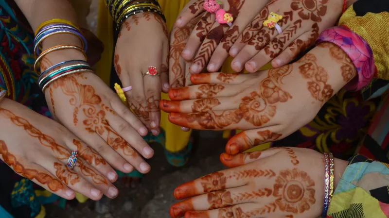 Dívky v Pákistánu si při svátku íd al-fitr tetují ruce henou