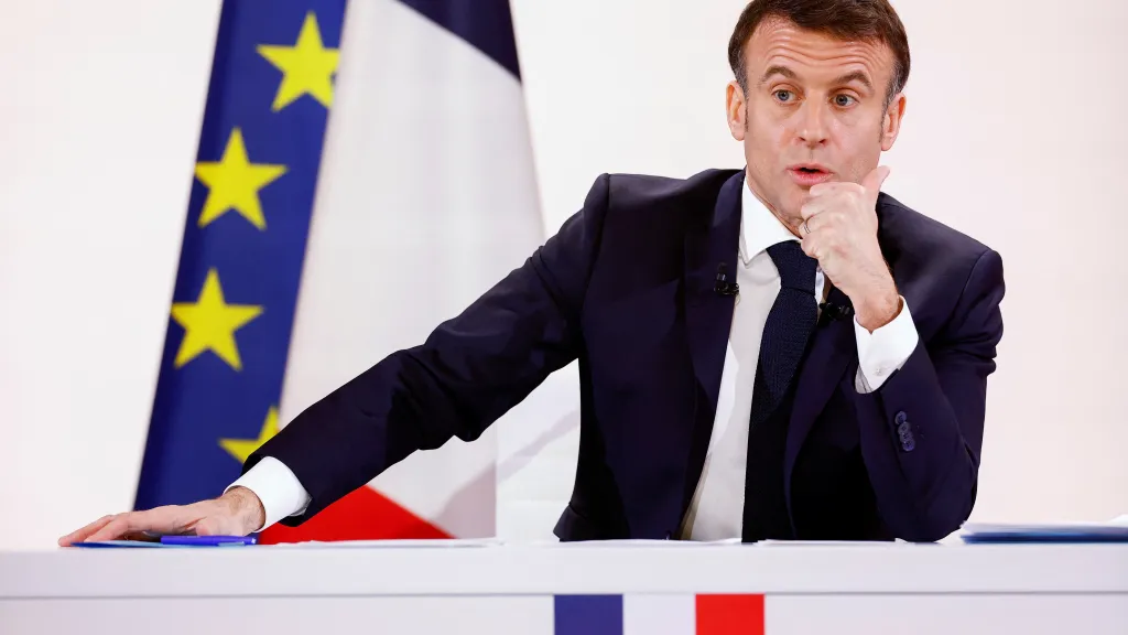 Macron na tiskové konferenci po jmenování nové vlády