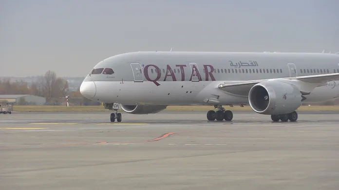 Dreamliner z Dauhá po prvním přistání v Praze