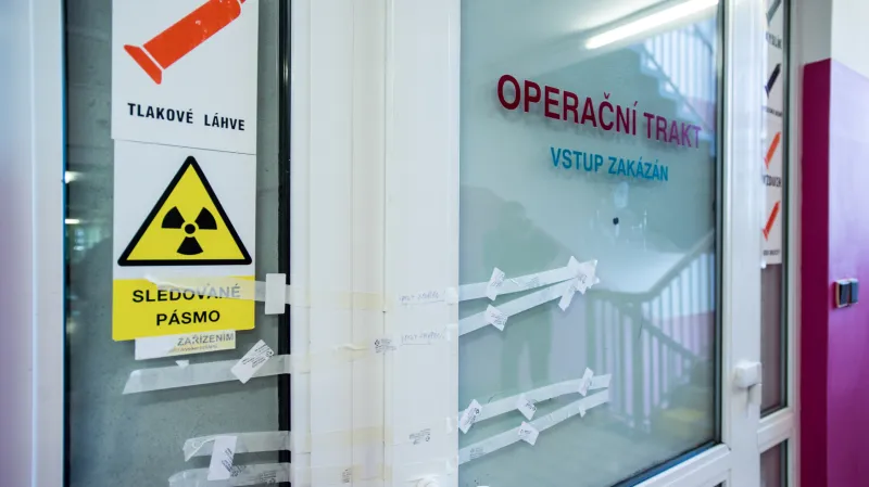 Zapečetěné dveře operačního traktu nemocnice ve Frýdlantu
