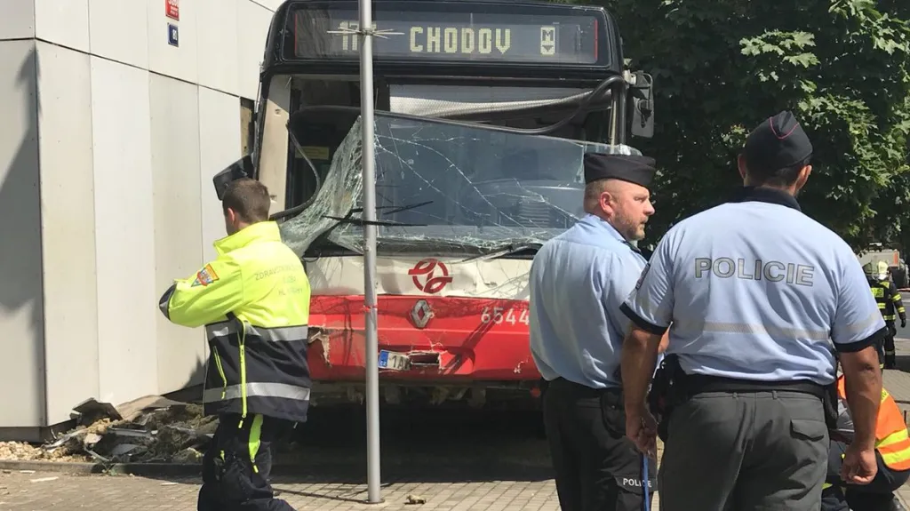 Nehoda autobusu v pražských Strašnicích