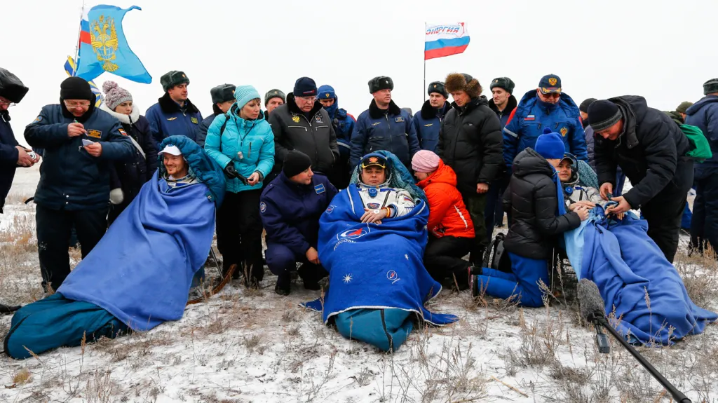 Alexander Gerst, Maxim Surajev a Reid Wiseman po návratu z ISS