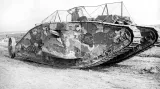 Britský tank Mark I byl nasazen v bitvě na Sommě k obsazení Flers a Courcelette v září 2016.