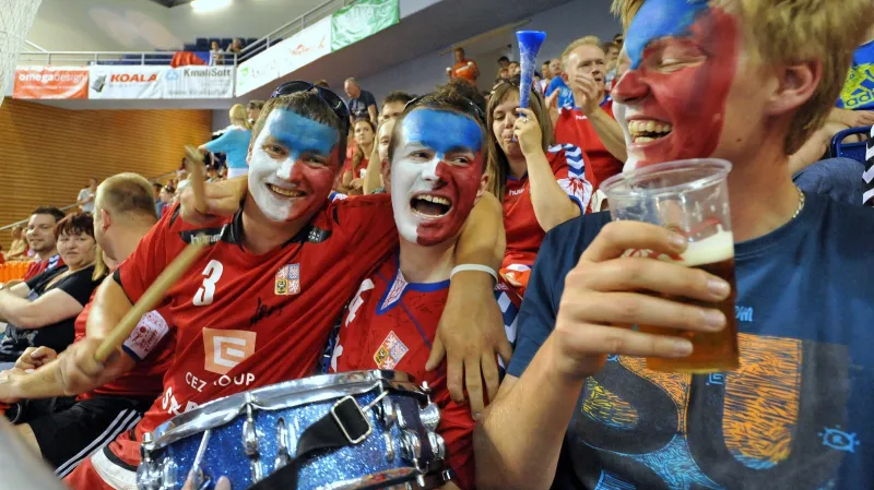 Radující se čeští fanoušci