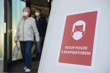 Testy potvrdily přes devět tisíc nových nákaz, pro neočkované se komplikují cesty do Německa