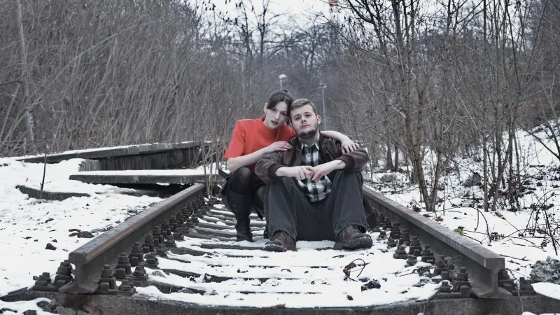 Ema Klangová Businská a Bořivoj Čermák na propagační fotografii k představení Kočka na kolejích