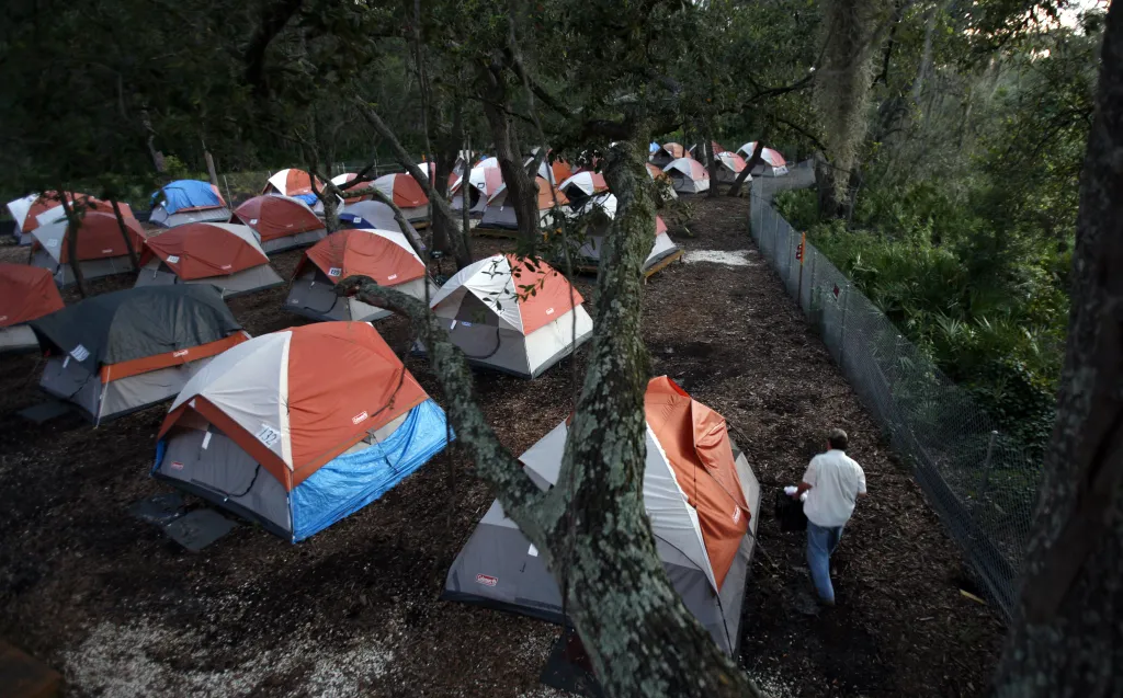 Stanové městečko s názvem Naděje ve floridském parku Pinellas v červnu 2009. Zde našli provizorní útočiště oběti finanční krize, novodobí bezdomovci vystěhovaní z nesplácených domů. V táboře stálo 250 jednolůžkových stanů pro stovky lidí bez domova