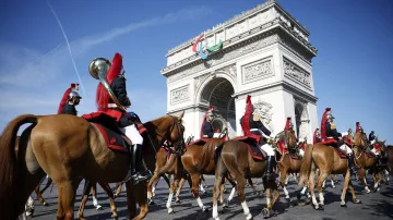 Francouzské jezdectvo u Vítězného oblouku v Paříži