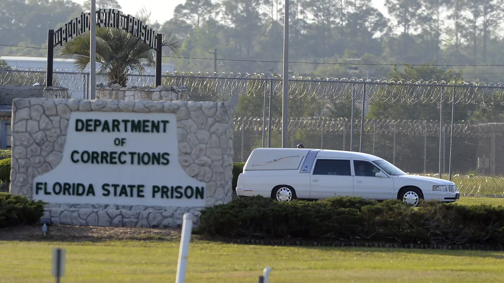 Pohřební vůz odváží z floridské věznice tělo Davida Gora