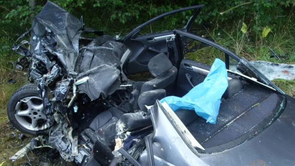 BMW po srážce se sanitkou