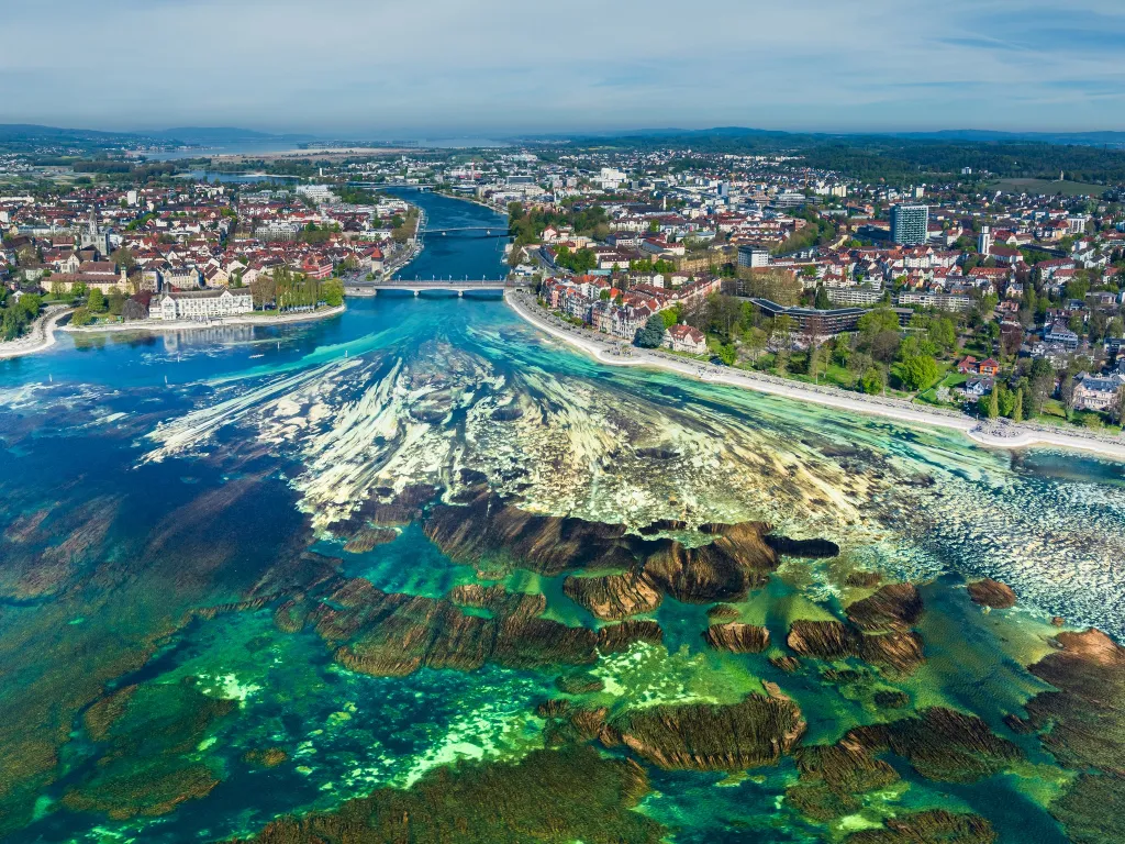 Sebastian Wohlfeil, Kostnice v Německu: Odliv II 

Bodamské jezero je jednou z nejdůležitějších zásobáren sladké vody v Evropě, která zásobuje pitnou vodou přibližně pět milionů lidí. Na jaře tohoto roku hladina vody klesla na alarmující úroveň, což je nezpochybnitelný důsledek klimatických změn a snížených sněhových srážek v Alpách. Tyto změny ohrožují ekosystémy a zásobování lidí vodou a zároveň poskytují působivý vizuální záznam měnícího se klimatu