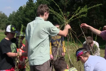 Žáci ZŠ Logopedická z Hradce Králové si zkrášlili školní zahradu