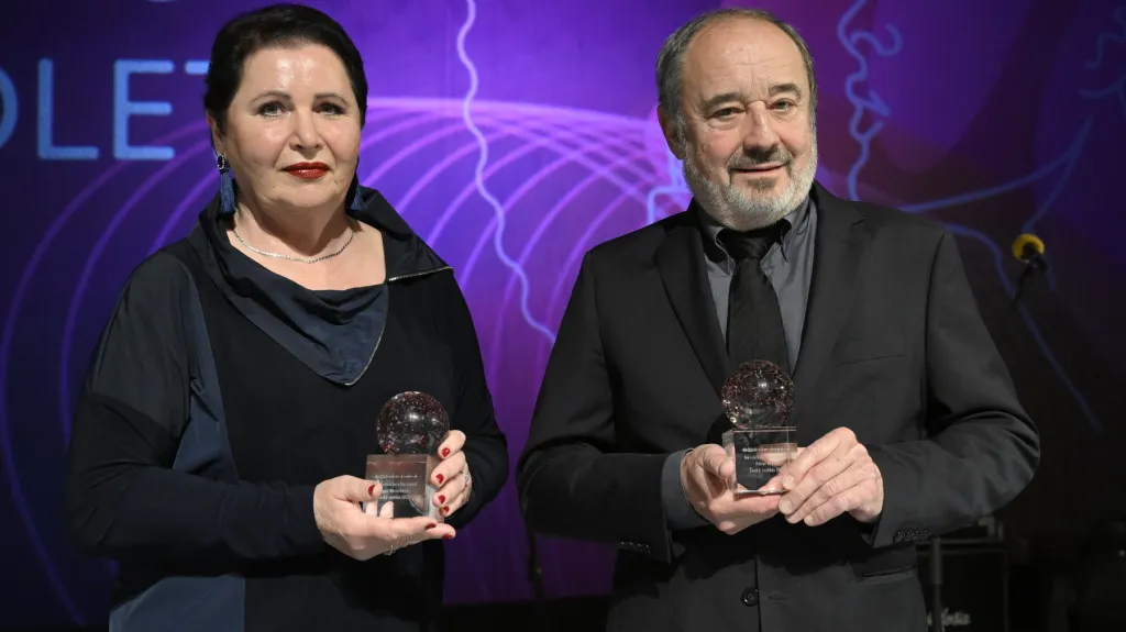 Silvie Marková, která převzala cenu za Hanu Maciuchovou, a Viktor Preiss