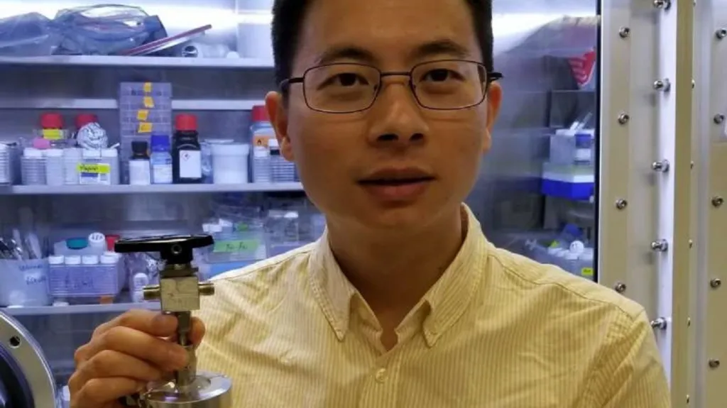 Profesor Yi Cui s prototypem baterie