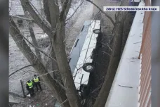 V Mělníku spadl autobus z mostu. Tři lidé jsou zraněni