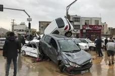 Íránské město Šíráz zasáhly devastující záplavy. Počet mrtvých stoupá, voda unášela auta