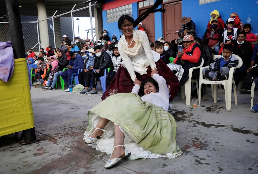 Bolivijské ženy, které se živí wrestlingem, se vrací po lockdownu zpět do zápasnického ringu
