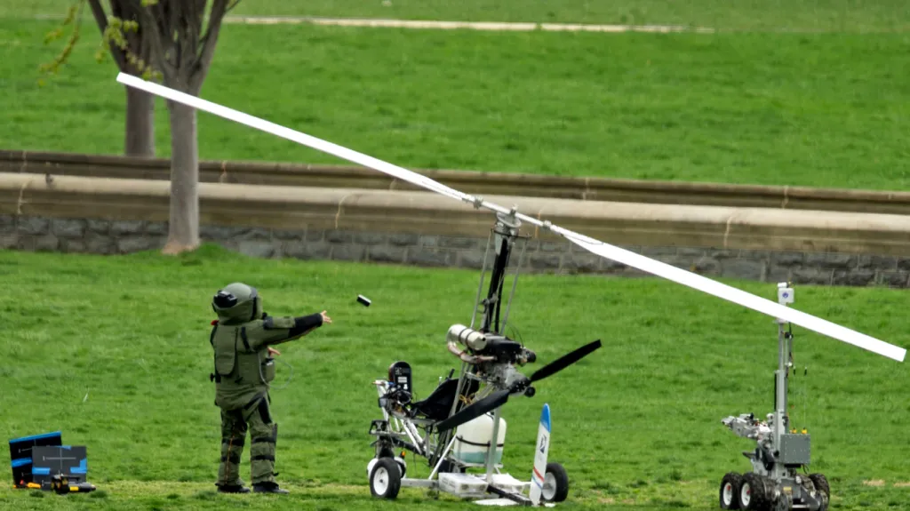 Pyrotechnici prozkoumávají vírník, který přistál u Kongresu USA