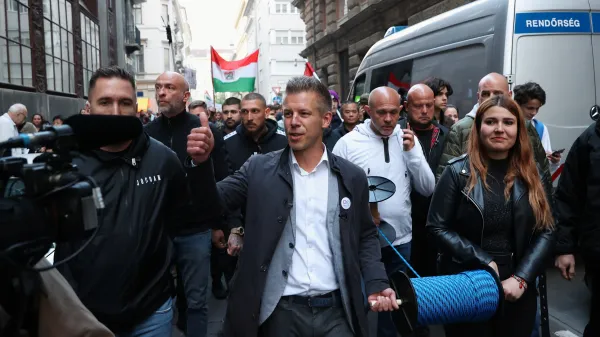 Tisíce lidí protestovaly v Budapešti proti Orbánovi. Vedl je Péter Magyar