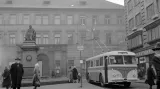 Škoda 8Tr byla nejmodernějším typem trolejbusu v Praze. Snímek z roku 1960 ukazuje jeden z čerstvě dodaných vozů na konečné na Jungmannově náměstí