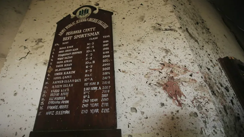 Následky masakru ve škole v Péšávaru