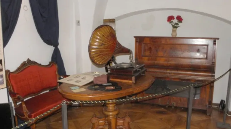 Výstava hracích strojků v berounském muzeu