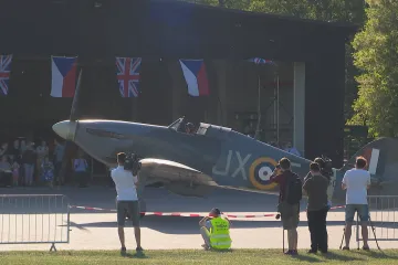 Do pražského muzea přiletěla vzácná historická stíhačka Hawker Hurricane