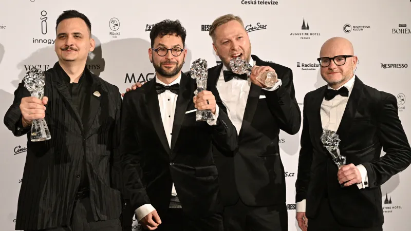 Cenu za nejlepší minisérii nebo seriál převzali (zleva) režisér Pavel Soukup ml., hlavní tvůrce a producent Tomáš Hruška, producent Lukáš Mráček a hlavní tvůrce a scenárista Jaroslav Hruška za seriál Metoda Markovič: Hojer