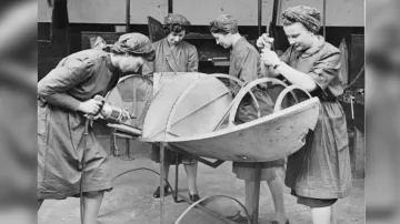 Čtyři britské pracovnice staví plováky pro hydroplány (1941)