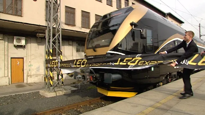 Příjezd vlaku firmy Leo Express na pražské hlavní nádraží – cílová páska