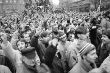 Z videoarchivu: Na více místech se sešly početné skupiny občanů, hlásili moderátoři 20. listopadu